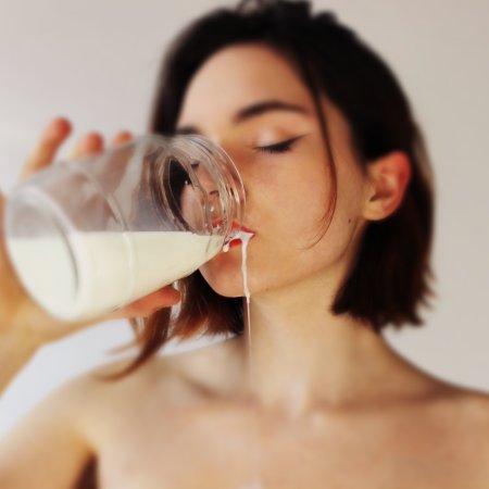 Девушки проливают молоко