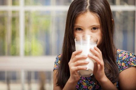 Ребенок пьет молоко