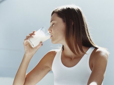 Человек пьет молоко