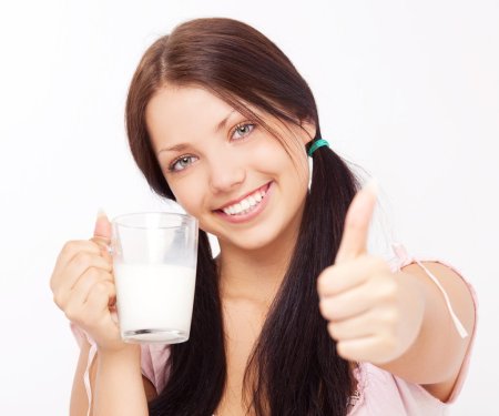Девушка пьет кефир