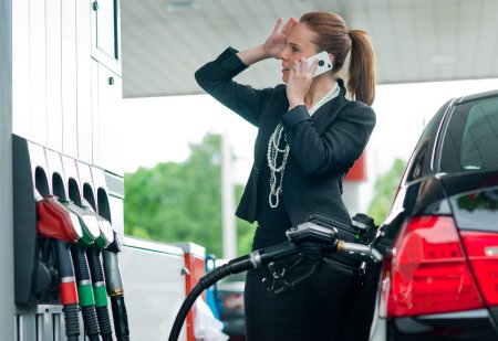 Девушка заправляет автомобиль
