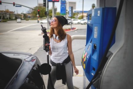 Девушка на АЗС