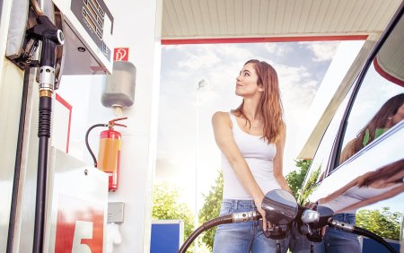 Заправщик на АЗС