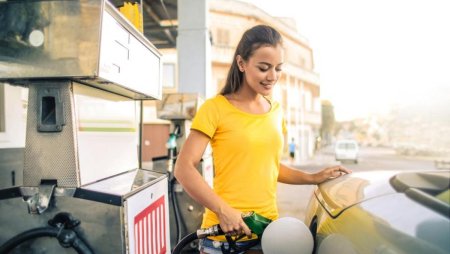 Девушка на АЗС