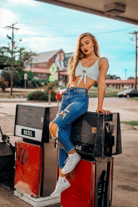 Девушка на бензоколонке