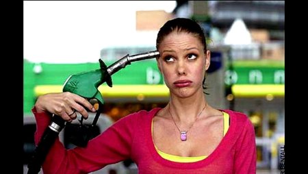 Девушка с заправочным пистолетом