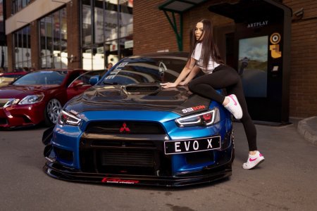 Красивые девушки и автомобили