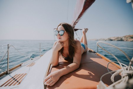 Девушка на яхте