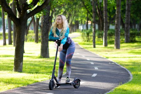 Красивая девушка на самокате