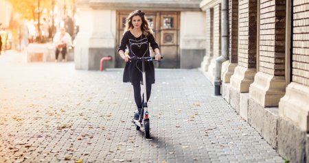 Красивая девушка на самокате