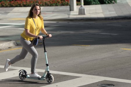 Баба на самокате