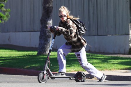 Женщина на самокате