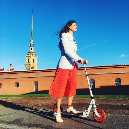 Женщина на самокате