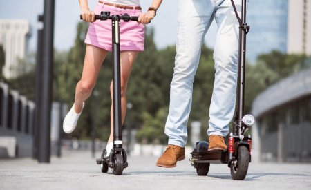 Люди на электросамокатах