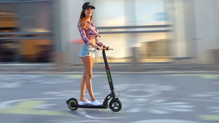 Девушка на электросамокате