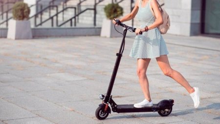 Человек едет на электросамокате