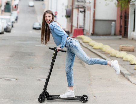 Девушка на электросамокате