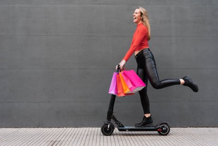 Красивая девушка на самокате