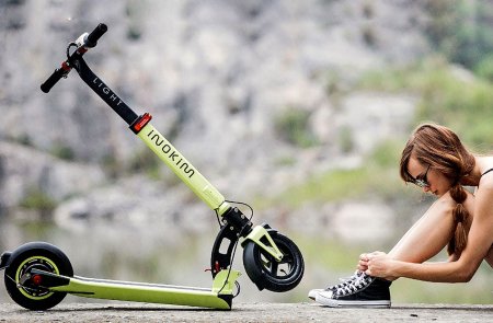 Красивая девушка на самокате