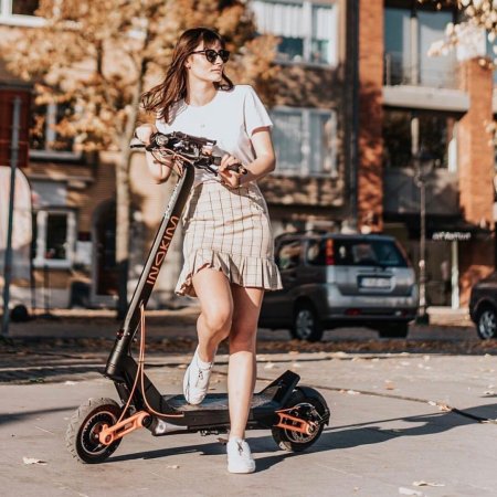 Девушка на элекирсасокате