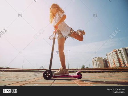Девушка на самокате в купальнике