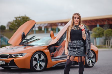 Девушка в машине