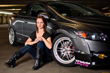 Девушка автоблогерша