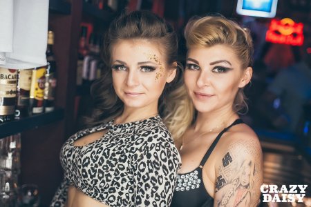 Crazy Daisy официантки