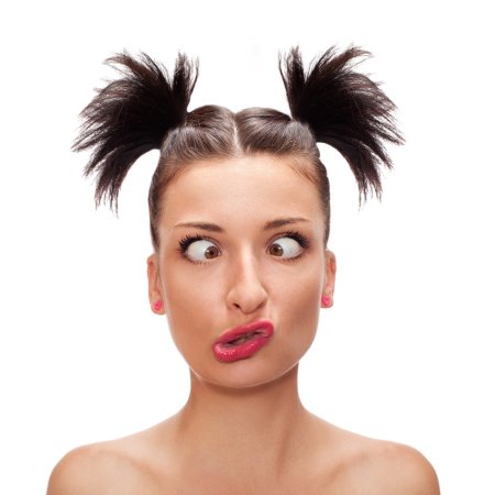 Женщина кривляется