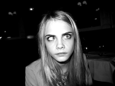 Кара Делевинь гримасы