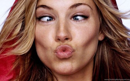 Красивые девушки с языком