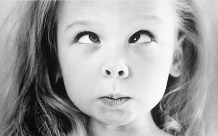 Девочка корчит рожицы