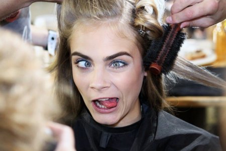 Кара Делевинь кривляется