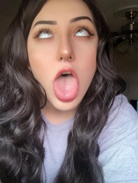 Лана Роудс высунула язык