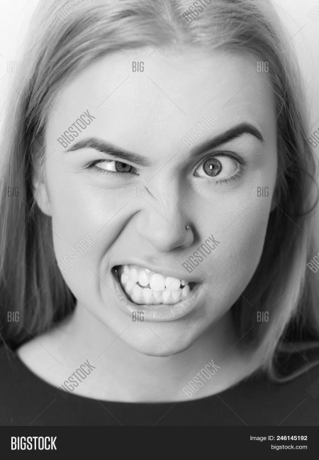 Девушка скосила глаза Сток