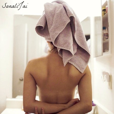 Красивая девушка в полотенце