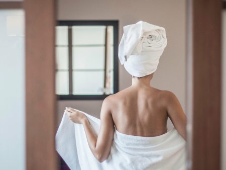 Женщина с полотенцем на голове