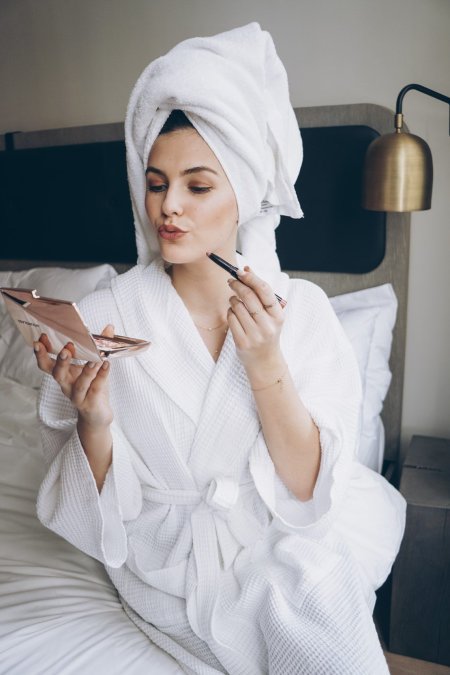 Девушка в халате и полотенце на голове