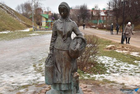 Дмитров скульптура девочка с утятами