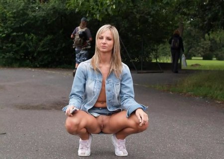 Девушки на корточках без трусиков