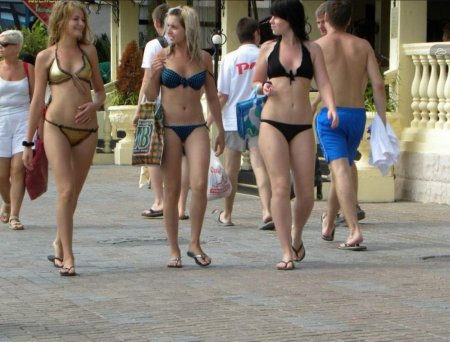 В купальнике на улице