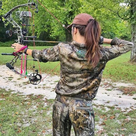 Девушка с арбалетом в лесу