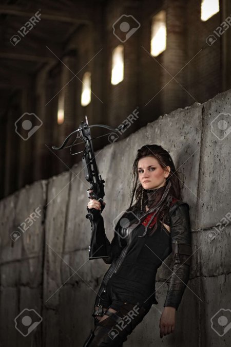 Девушка с арбалетом в платье