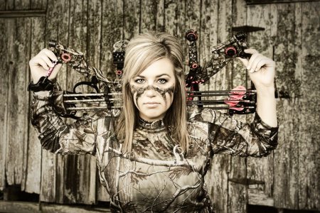 Красивая девушка с арбалетом