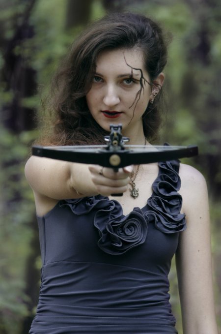 Девушка с арбалетом референс