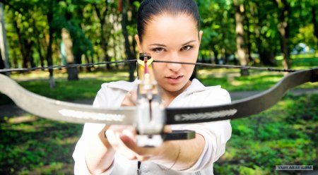 Красивая девушка с арбалетом