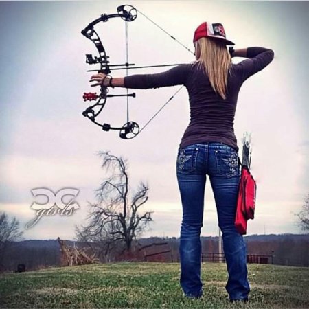 Девушка с блочным луком