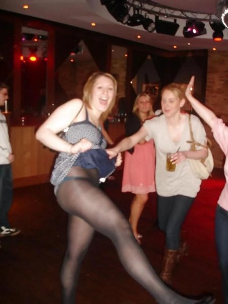 Женщины в колготках на корпоративе