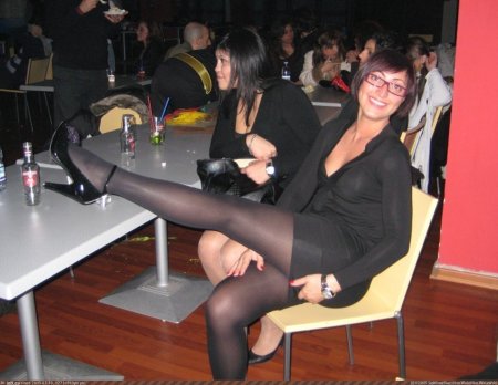 Женщины в колготках на корпоративе