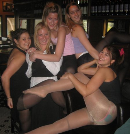 Пьяные девушки в колготках